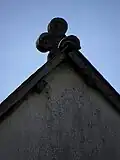 Église paroissiale Saint-Sulpice : croix sommitale au pignon du chevet.