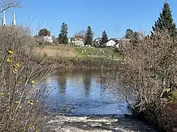 Embouchure de la rivière Pierre-Paul, rivière Batiscan, flèches des clochers de l’église catholique, village, champ cultivé, cimetière Curé Adélard-Lamy, du pont P01548 à poutres en béton armé (1950), route 352.