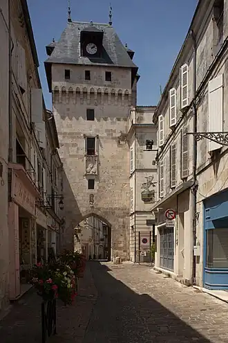 La Tour de l'Horloge, ancien beffroi de Saint-Jean-d'Angély, XIIIe siècle.