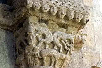 L'un des chapiteaux (orné, dans sa partie supérieure, de tête juxtaposées).