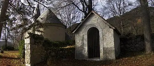 La chapelle et une des stations.