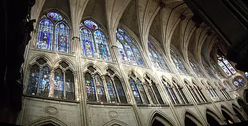 Nef côté nord et vitraux du XIXe&nbsp;siècle.