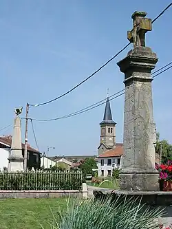 Croix, monument aux morts et l'église.