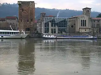 Vue sur l'ancien emplacement du pont avec la Tour de Valois.
