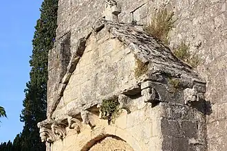 Modillons au-dessus du portail.