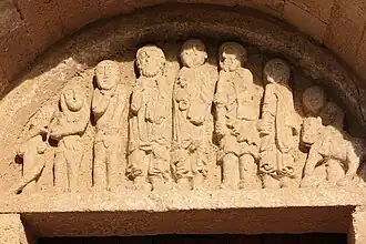 Le tympan du portail.