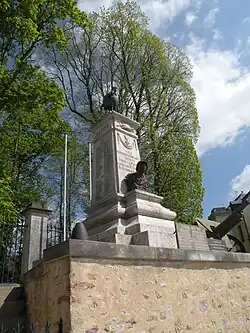Monument aux morts de Sainte-Suzanne.
