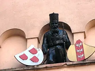 Statue de mineur placé au-dessus de la Tour de la Pharmacie.