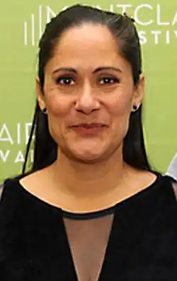 Sakina Jaffrey dans le rôle de Linda Vasquez