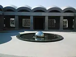 La fontaine dans la cour