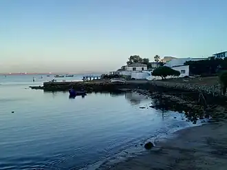 Maison de pêche au centre de la baie