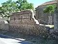 Vestiges de fortifications au nord de la chapelle