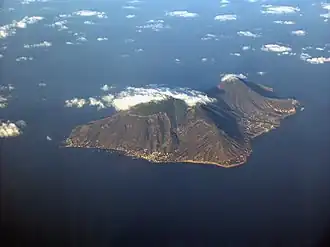 Vue aérienne du Monte Fossa delle Felci (au premier plan, devant le Monte dei Porri).