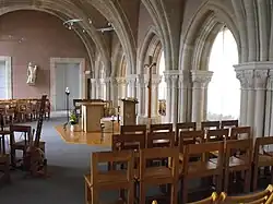 Salle capitulaire : 4 arcades et 4 piliers 1151-1160 (la 5e en front est plus récente).