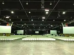 La grande salle de conférence.