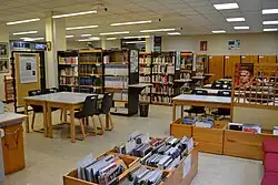 Photographie d'une salle ornée de nombreuses bibliothèques.