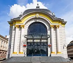 La salle des fêtes rénovée sous une journée printanière, 2018.