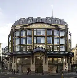 Grand magasin Samaritaine à Paris : sa devanture est longue.
