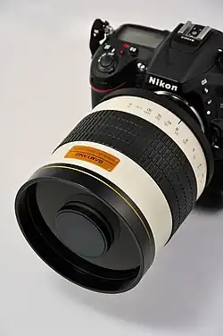 Objectif catadrioptique Samyang 8/800&nbsp;mm monté sur un boîtier Nikon.