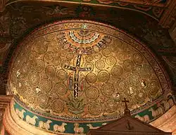 Mosaïque du XIIe&nbsp;siècle dans l'abside de la basilique Saint-Clément-du-Latran, illustrant la continuité à Rome des modèles antiques et paléochrétiens durant tout le Moyen Âge.