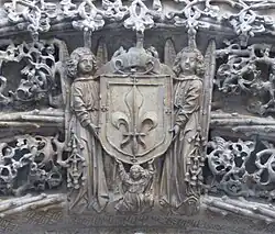 La fleur de lys de la façade principale, l'emblème du fondateur du collège.