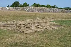 Nord-Ouest de Sandby Borg. Notez l'emplacement de la fouille rebouchée au milieu de la photo.