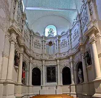 Dans le croisillon sud, retable qui superpose un étage dorique et ionique, et dont la vigueur préfigure le style baroque.