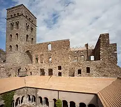 L'un des clochers et le cloître.