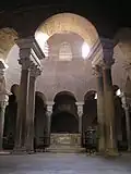 L'église Santa Costanza de Rome (IVe&nbsp;siècle), avec sa coupole antique entièrement supportée par douze doublets de colonnes géminées en granite.