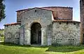 Claustras à rosaces de l'église Santa María de Bendones, érigée entre 792 et 842. Architecture asturienne.
