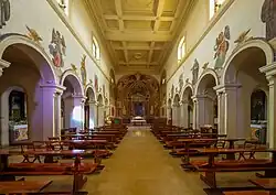 La nef centrale de l'église.