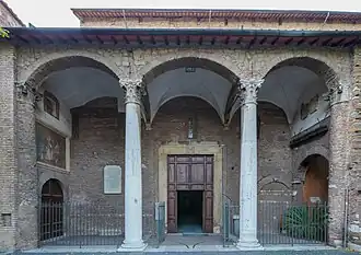 Porche latéral et entrée principale.