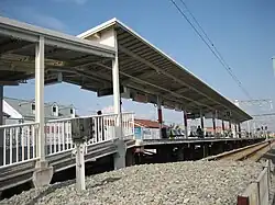 Vue sur les voies et quai.