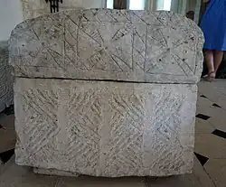 Sarcophage fait de pierre.