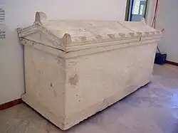 Grand sarcophage de marbre.