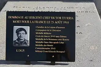 Plaque funéraire dédiée à Victor ithurria, posée sur une pierre tombale.