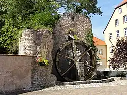 Vestiges de l'enceinte fortifiée.