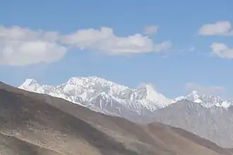 Vue du Saser Kangri III (à gauche) et II (au centre) depuis le Khardung La.