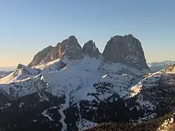 Vu du col Pordoi de la piste de ski Tre-Tre qui descend du col Rodella.