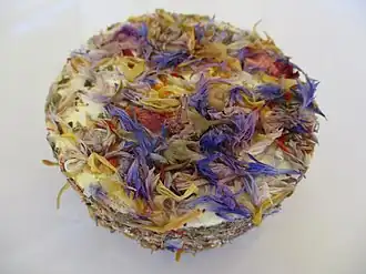 Fromage de chèvre Satonnay aux fleurs séchées, au foin, bleuets, rose, et badiane