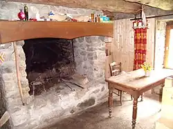 Jasserie : salle commune, cheminée.