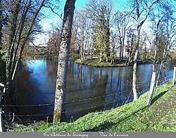 Vue prise de l'arrière de la propriété.