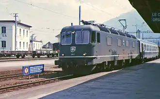 Passage à la gare de Martigny de la Re 6/6 11649. Noter la voiture DEV SNCF.