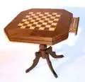 Une table intégrant un jeu d'échecs électronique.
