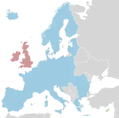 Carte représentant l'espace Schengen. Distinction entre les pays signataires, pays signataires mais sans application des accords (Roumanie, Bulgarie, Chypre), pays intéressés (Vatican) et pays de l'UE non signataires (Royaume-Uni).