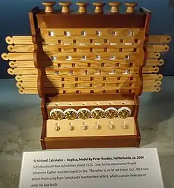Calculatrice mécanique de Wilhelm Schickard exposé au musée.