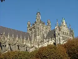 Même orientation mais avec une meilleure vue de la tour-lanterne et du transept.