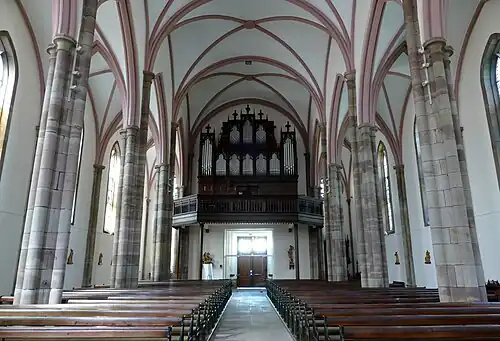 Vue intérieure de la nef vers la tribune de l'orgue Stiehr-Mockers-Rinckenbach (1859-1912).