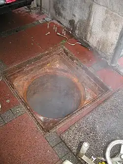 Prise d'eau couverte de la source de Schlangenbad sur le marché de Burtscheid