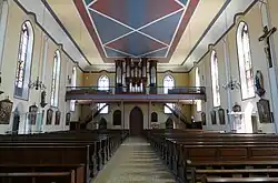 Vue intérieure de la nefvers la tribune de l'orgue.